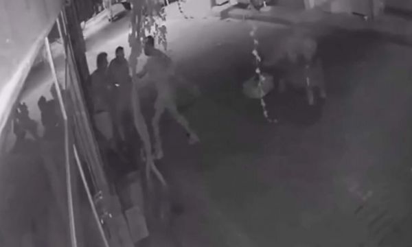 Kız arkadaşını rehin aldı!